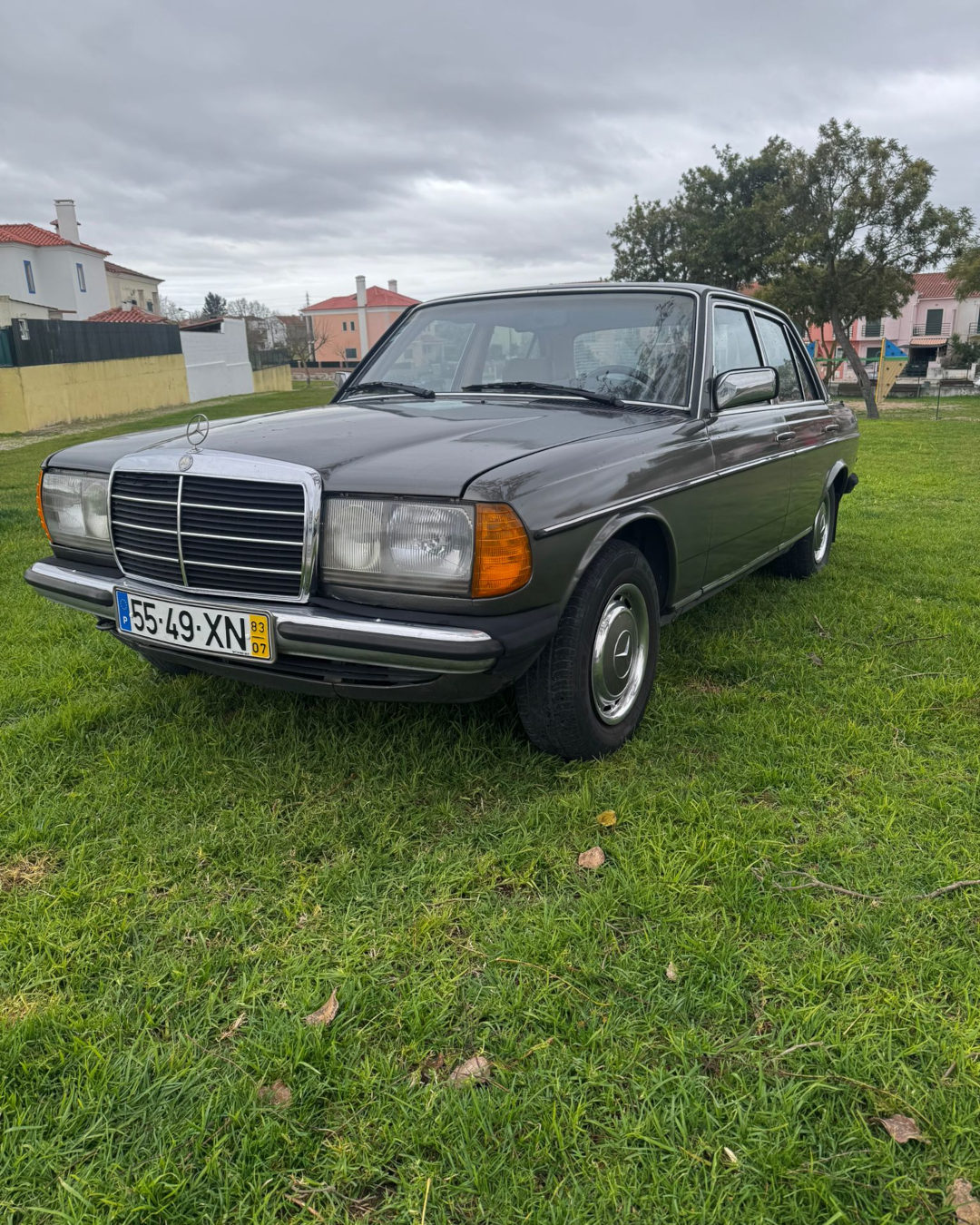 Usado Mercedes 200e W123 de 1983. Um clássico para venda.